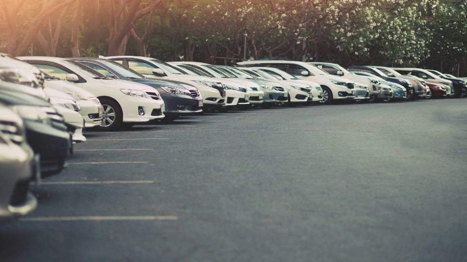 Fahrzeuge warten auf Abholung und Ankauf auf dem Autohof von Auto verkaufen Rees